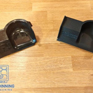 Puede incluir: Dos piezas de esquina de plástico negro, posiblemente para un sistema de canalones, están sobre una superficie de madera. Una pieza está intacta, mientras que la otra está cortada. El texto "GLENDINNING ENGINEERING" es visible en una pieza.