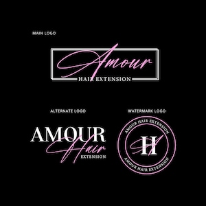 Puede incluir: Tres diseños de logo para un negocio de extensiones de cabello llamado "Amour Hair Extension". El logotipo principal presenta una escritura cursiva rosa del nombre con las palabras "Hair Extension" en negro debajo. El logotipo alternativo presenta el nombre en letras blancas en mayúsculas con la palabra "Hair" en escritura cursiva rosa debajo. El logotipo de marca de agua presenta un círculo con el nombre y la letra "H" en escritura cursiva rosa.