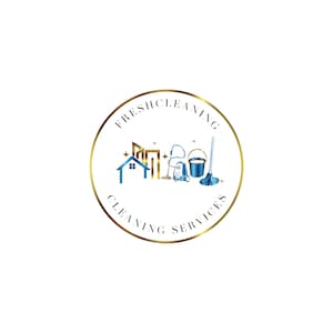 Op de afbeelding: Een gouden cirkelvormig logo met de tekst "Fresh Cleaning Cleaning Services" en illustraties van een huis, een stofzuiger, een emmer en een dweil.