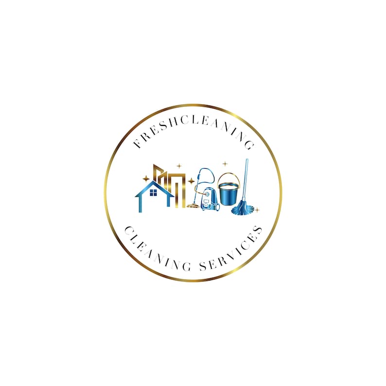 Op de afbeelding: Een gouden cirkelvormig logo met de tekst "Fresh Cleaning Cleaning Services" en illustraties van een huis, een stofzuiger, een emmer en een dweil.