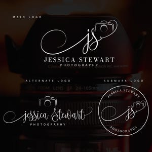 Può includere: Un design di logo bianco per un'azienda di fotografia chiamata "Jessica Stewart Photography". Il logo presenta una "js" stilizzata con un'icona della fotocamera incorporata nel design. Il logo è visualizzato su uno sfondo nero e rosso.
