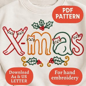 Puede incluir: Una sudadera color crema con un diseño bordado con el texto X-mas, donde las letras están formadas por gatos. El diseño incluye hojas de acebo y bayas. Los textos superpuestos dicen PDF PATTERN, Download A4 & US LETTER y For hand embroidery.