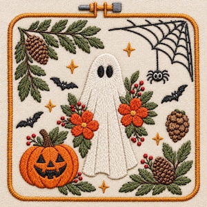 Puede incluir: Un bastidor de bordado cuadrado con una tela color crema que presenta un fantasma blanco central, una calabaza naranja, piñas, follaje verde, bayas rojas, murciélagos negros, una telaraña con una araña y pequeñas estrellas amarillas de cuatro puntas.