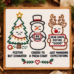 Puede incluir: Un bastidor de bordado con un árbol de Navidad verde, un muñeco de nieve blanco con una taza que dice BYE 2026 y un reno marrón con un cartel que dice DEAR SANTA, DEFINE GOOD. El texto inferior dice FESTIVE BUT EXHAUSTED, CHEERS TO A FRESH START, JUST MANAGING EXPECTATIONS.