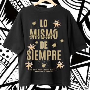 Puede incluir: Camiseta negra con texto dorado y diseños de estrellas. El texto dice "LO MISMO DE SIEMPRE" con un detalle de cadena. Debajo, un texto más pequeño dice "YA NO ES PRIMER DIA DE CLASES... AHORA SOY EL DIRECTOR."