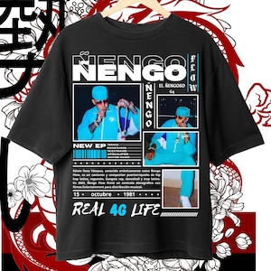 Op de afbeelding: Zwart t-shirt met een grafisch ontwerp met de naam "Nengo" in het wit. Het ontwerp bevat afbeeldingen van een man in een blauw trainingspak, plus tekst met "NEW EP" en "REAL 4G LIFE". Bloemen- en drakenmotieven omlijsten het ontwerp.