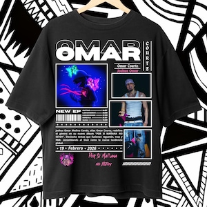 Op de afbeelding: Zwart T-shirt met de naam "OMAR" in het wit, plus afbeeldingen en tekst over "Omar Courtz" en een nieuwe EP. Het shirt bevat ook de zin "POR SI MAÑANA NO ESTOY" en de datum "19 + Febrero + 2026".