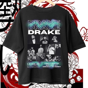 以下が含まれることがあります： Drakeの画像のコラージュ、3回繰り返される「DRAKE」というテキスト、そして「I ONLY LOVE MY BED AND MY MOMMA, I'M SORRY」というテキストが書かれた黒いTシャツ。