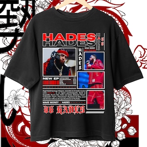 Può includere: Maglietta nera con un design grafico rosso e bianco con il testo "Hades" e una foto di un uomo. Il testo "Make Money Not Friends" è incluso anche nel design.