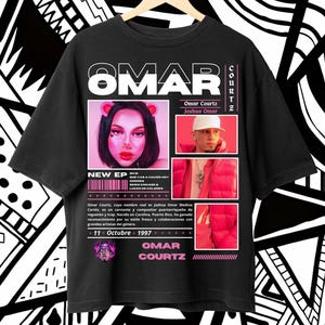 Könnte beinhalten: Schwarzes T-Shirt mit einem Grafikdesign mit dem Namen "OMAR" und Bildern von Omar Courtz. Das Design enthält Text und rosa Akzente, mit den Worten "NEW EP" und "11 Octubre 1997".