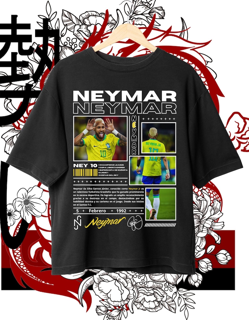 Op de afbeelding: Zwart T-shirt met een grafisch ontwerp met een foto van voetballer Neymar Jr. Het ontwerp bevat de tekst "Neymar Neymar" in witte letters, een foto van Neymar Jr. in een voetbaltenue en de tekst "Ney 10" in een geel vak. De tekst "5 Febrero 1992" en een handtekening zijn ook in het ontwerp opgenomen.