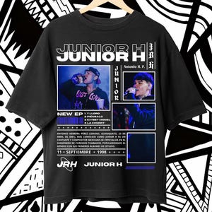 以下が含まれることがあります： 白い「JUNIOR H」の文字と歌手の画像が特徴の黒いTシャツ。「LOST LOVE」と「NEW EP」の文字と曲名も含まれています。デザインは白黒のパターン背景に配置されています。