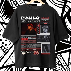 Puede incluir: Camiseta negra con un diseño gráfico rojo y blanco que presenta un retrato de Paulo Londra, el texto "Paulo Londra" y el texto "Home Run 2021".