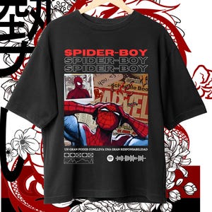 Może przedstawiać: Czarny T-shirt z nadrukiem graficznym Spider-Mana. Tekst "SPIDER-BOY" jest powtórzony trzy razy czerwonymi literami. Tekst "UN GRAN PODER CONLLEVA UNA GRAN RESPONSABILIDAD" jest nadrukowany białymi literami pod grafiką.