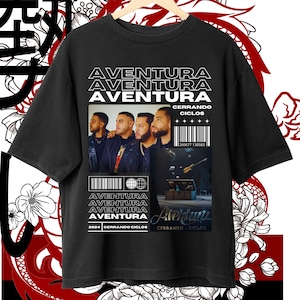 Może przedstawiać: Czarny T-shirt z białym nadrukiem graficznym zespołu Aventura. Grafika zawiera nazwę zespołu, tytuł albumu "Cerrando Ciclos" i kod kreskowy. Członkowie zespołu są przedstawieni na grafice.