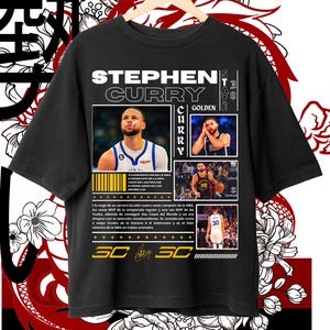 Puede incluir: Camiseta negra con un diseño que presenta a Stephen Curry. La camiseta incluye imágenes del jugador de baloncesto y texto en blanco, incluyendo "STEPHEN CURRY" y "GOLDEN". El diseño también tiene texto en español.