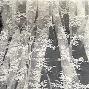 Ivory Daisy Flower Lace Fabric with Stretch: 59&quot; Wide