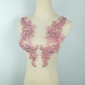 K&ouml;nnte beinhalten: Rosa bestickte Spitzenapplikation mit Strasssteinen, perfekt zum Verzieren eines Brautkleides, eines Brautkleides oder anderer festlicher Kleidung.