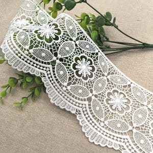 White Flower Guipure Lace Trim: Scalloped Edge Polyester Border