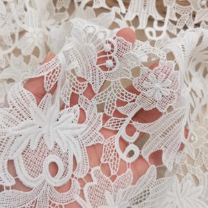 White Flower Crochet Lace Fabric: Bridal Wedding Gown Lace (47&quot; Wide)