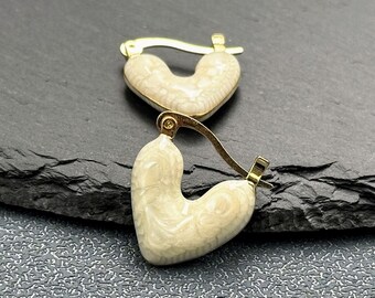 Créoles coeur en émail blanc : petites créoles d'amour minimalistes