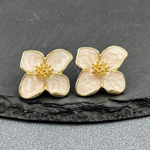 Zierliche Hibiskusblüten Ohrstecker: Gold Emaille Blumen Ohrstecker