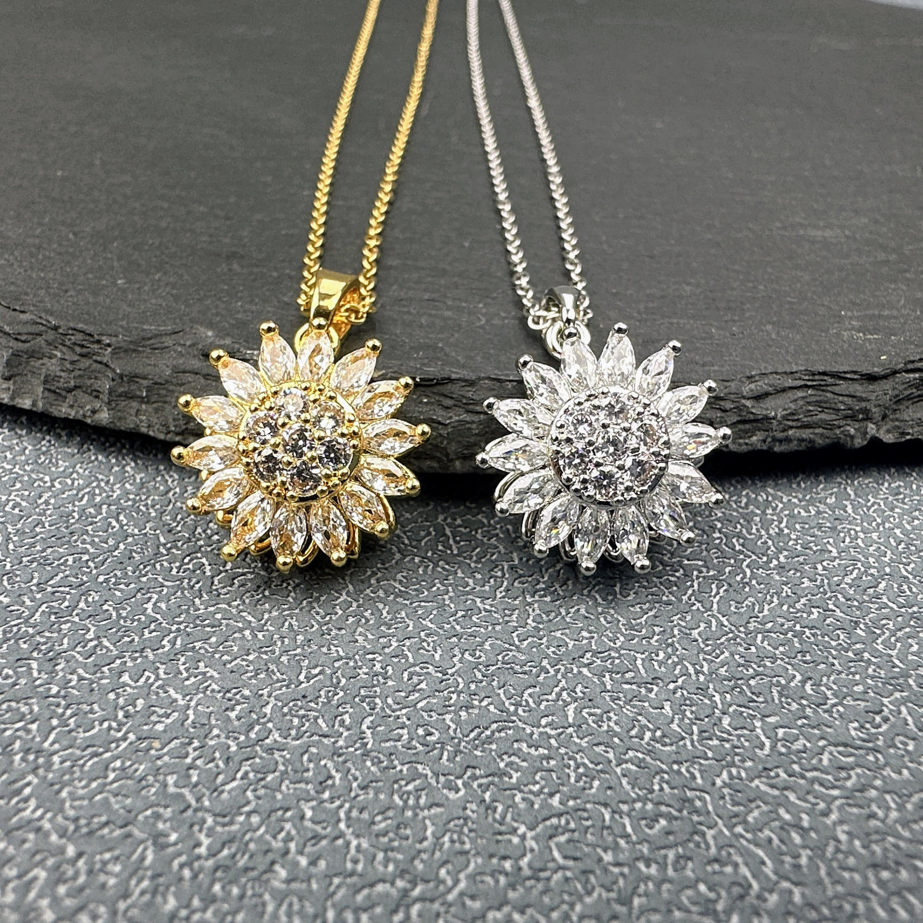 Collana In Oro Giallo 18k Con Ciondolo Trilogy In Zaffiri Blu E Diamanti Ref Cin653gbz