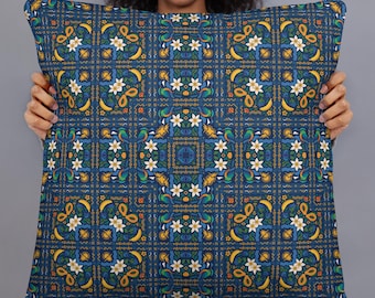 Cojín de arte popular de inspiración salvadoreña: estampado floral y frutal tropical
