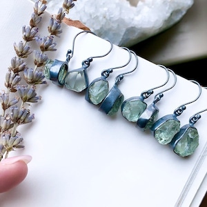 Boucles d&#39;oreilles en améthyste verte, boucles d&#39;oreilles en cristal brut, boucles d&#39;oreilles en prasiolite, boucles d&#39;oreilles pendantes, boucles d&#39;oreilles bohèmes