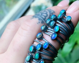 Silver rå opalring, rå stenring, ädelstensring, opalsmycken, opalförlovningsring, naturliga smycken, rå kristall, oktober månadssten