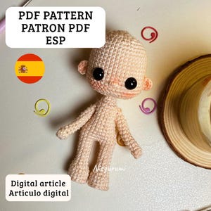 Peut inclure: Une poupée crochetée avec un teint pêche clair, de grands yeux noirs et de petites oreilles roses. La poupée est en position debout, les bras et les jambes tendus. Le texte sur l'image indique "PDF PATTERN PATRON PDF ESP" et "Digital article Articulo digital".