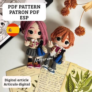 Puede incluir: Se muestran dos muñecas amigurumi hechas a mano, una con cabello rosa y la otra con cabello naranja. Visten uniformes escolares y llevan pequeñas bolsas azules. La imagen incluye el texto "PDF PATTERN PATRON PDF ESP" y "Digital article Articulo digital."