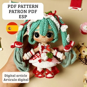 Puede incluir: Muñeca de ganchillo con cabello turquesa y un vestido blanco y rojo. La muñeca tiene grandes ojos negros y extiende los brazos. El texto en la imagen dice "PDF PATTERN PATRON PDF ESP" y "Digital article Articulo digital".
