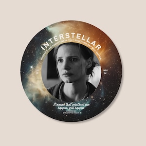 Puede incluir: Gráfico circular de la película Interstellar, con un retrato en blanco y negro de una mujer. El diseño incluye el título de la película, citas y el nombre del director, sobre un fondo cósmico.