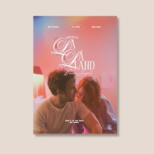 Puede incluir: Un cartel de la película "La La Land" con una escena romántica de dos personas. El título está en una elegante escritura, con el nombre del director debajo. El cartel tiene una paleta de colores cálidos e incluye el texto "Here's to the fools who dream."