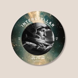 Puede incluir: Impresión artística circular de la película Interstellar con una imagen en blanco y negro de un astronauta. El diseño incluye el título de la película, la cita "No te rindas mansamente ante la buena noche" y el texto "Rabia contra la muerte de la luz."