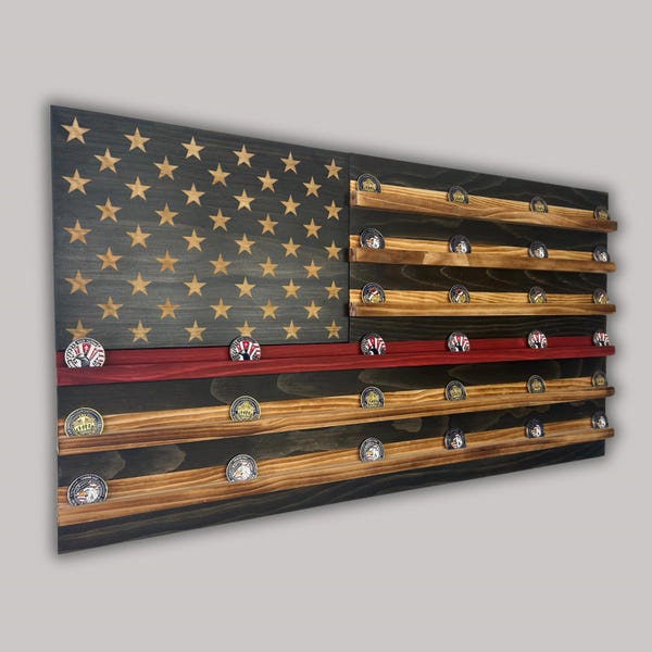 Ręcznie wykonany drewniany stojak na monety okolicznościowe z flagą amerykańską: rustykalny, patriotyczny wystrój