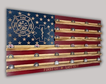 Handgefertigter rustikaler Münzständer für die Amerikanische Flagge mit Feuerwehr- und Rettungsdienst-Logos: 94x19 cm