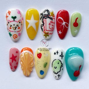 Handbemalte reizende Katze Presse auf Nägel, Freestyle Nagel-Set mit Obst, Fisch, Sommernagel, künstlerisches Nageldesign, Cartoon Nagel, Fantasie Nägel