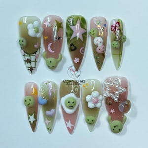 Lindas uñas largas de almendra Smiski, uñas postizas Kawaii Smiski, diseño personalizado inspirado en Smiski japonés, juego de uñas de diseño lindo y divertido.