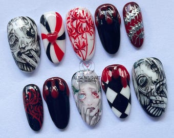 Uñas postizas personalizadas inspiradas en anime de terror, diseño gótico espeluznante, uñas postizas de manga en rojo y negro, diseño único de uñas espeluznantes, regalo para fans.