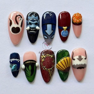 Puede incluir: Diez uñas pintadas en forma de almendra con diseños únicos. Los diseños incluyen personajes de dibujos animados, patrones abstractos y adornos en 3D. Los colores incluyen rosa, azul, rojo, verde y dorado. Las uñas están dispuestas sobre una superficie blanca.