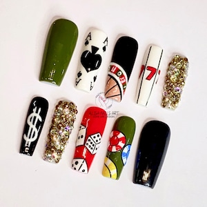 Juego de dados prensa hecha a mano en las uñas, uñas falsas con tema de casino, impresionantes uñas estilo Acubi, prensa en las uñas de color azul profundo, piedras preciosas brillantes.