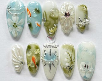 Unhas de pressão inspiradas na natureza selvagem, unhas artísticas asiáticas modernas com cisne, peixe, flor branca, unhas de carpas japonesas, unhas de primavera, unhas para festa do chá.