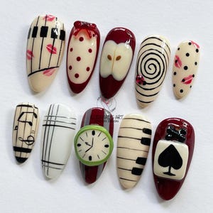 Party-Thema Drücken Sie die Nägel aus, Handgemalte Musiknoten, Uhr, Karten & Polka Dot Art, Funky Red Black Nail Set für Events, Almond Nail Set.