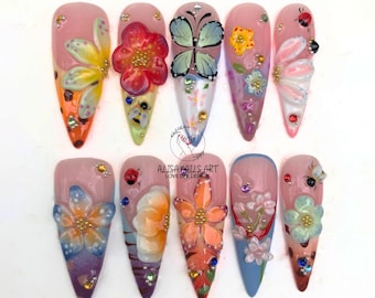 Fairy Garden Press On Nails, conjunto de unhas longas estilo stiletto Glamour com flores 3D, joaninha, estampa de chita, nail art com pontas francesas, unhas de primavera.