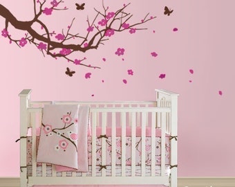 Cherry Blossom Branch Muursticker, Kersenbloesemboom met vlinders Muursticker Kwekerij Vinyl Muursticker Kwekerij Decor Bloemsticker