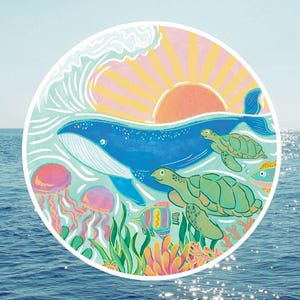 以下が含まれることがあります： 青いクジラ、ウミガメ、クラゲ、魚を描いた円形のイラスト。日の出と海の波を背景にしています。「PROTECT THE OCEAN」というテキストが上部に表示されています。
