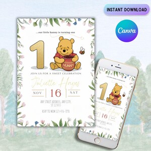 Può includere: Un invito di primo compleanno a tema Winnie the Pooh con un bordo floreale ad acquerello. L'invito presenta un numero uno dorato, un cartone animato di Winnie the Pooh che tiene un barattolo di miele e il testo "...our little hunny is turning one". L'invito include anche il nome "Juliette Hayes", la data "Nov 16 Sat" e il testo "Join us for a sweet celebration".