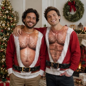 Puede incluir: Dos sudaderas de manga larga con cuello redondo que presentan un estampado fotográfico realista de un pecho desnudo y velludo con ribete de traje de Papá Noel. Una muestra una barriga redonda y la otra abdominales definidos y un cinturón negro.